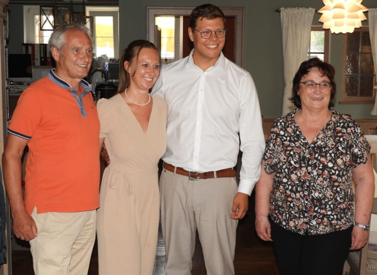 Bürgermeisterkandidat Michael Schindler mit Ehefrau Stephanie (Mitte), Ortsvorsitzender Claudia Miller (rechts) und 2. Bürgermeiser Roland Ahne(links)