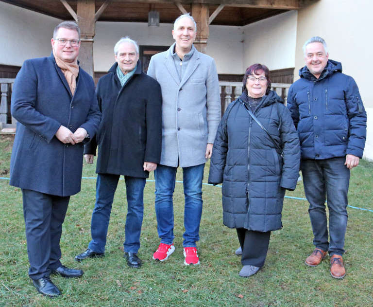 Bild:Marcus Barnstorf; Burgführung v.l. MdL Holger Grießhammer, 2.Bgm. Roland Ahne, MdB Christoph Schmid, OV-Vorsitzende Claudia Miller, Kreisheimatpfleger Markus Fischer;